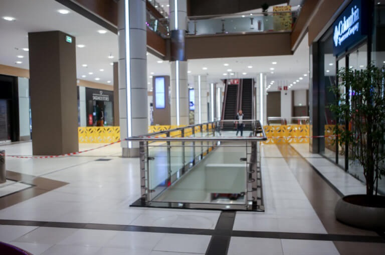 Τραγωδία σε εμπορικό κέντρο της Αθήνας: Τα σενάρια που εξετάζουν οι αρχές – Πως έπεσε από τον 3ο όροφο η γυναίκα