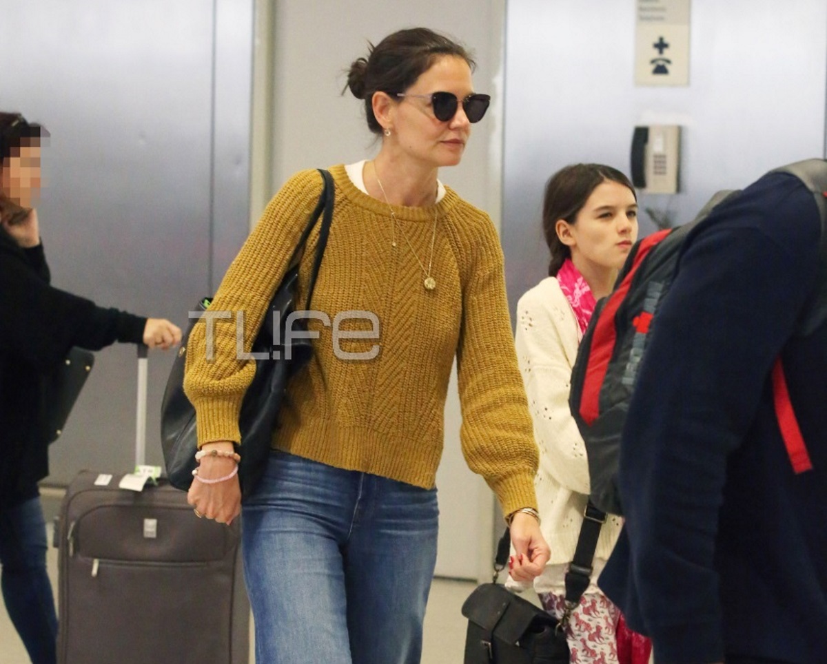 Katie Holmes: Με casual look και χωρίς μακιγιάζ στο αεροδρόμιο με την Suri! Νέες φωτογραφίες