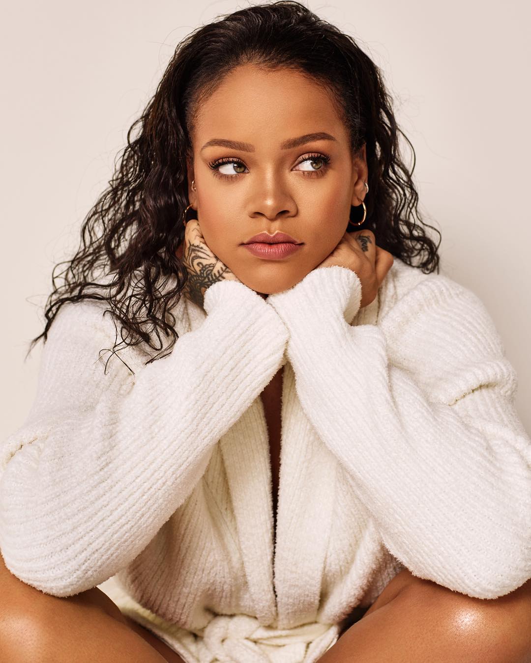 Η Rihanna ετοιμάζει νέα προϊόντα μακιγιάζ και τα έδειξα στο εξώφυλλο του Bazaar!