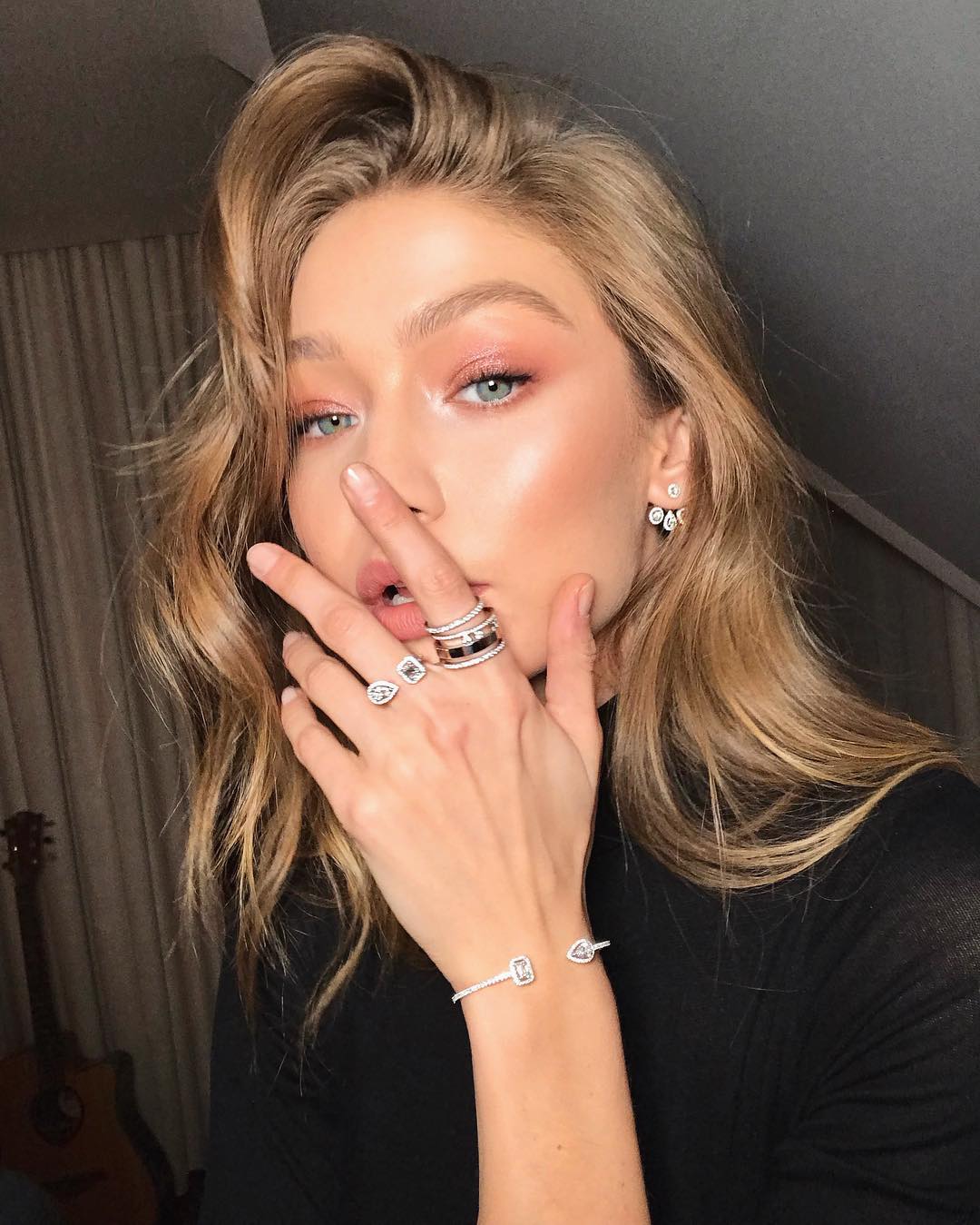 Η Gigi Hadid έκανε το πιο groovy nail art για τα γενέθλιά της! Το θέλουμε!