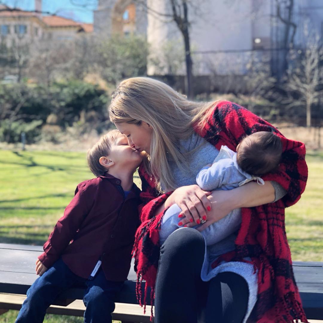 Xριστίνα Αλούπη: Μας δείχνει πόσο… δεν μοιάζουν οι δυο γιοι της! Φωτογραφίες
