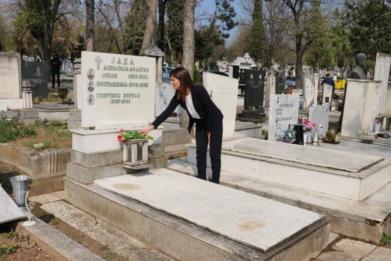Μπέτυ Μπαζιάνα: Άφησε λουλούδια στον τάφο του Αλέξη Ζορμπά | tlife.gr Μπέτυ Μπαζιάνα: Άφησε λουλούδια στον τάφο του Αλέξη Ζορμπά | tlife.gr