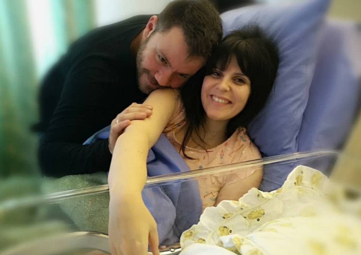 Ευτύχης Μπλέτσας: Φωτογραφίζει την σύζυγό του να θηλάζει με τη νεογέννητη κόρη τους μέσα στο μαιευτήριο! [pic]