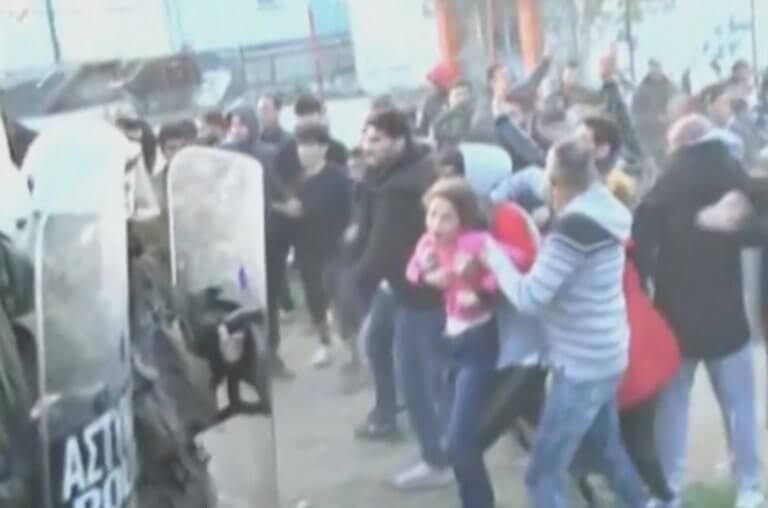 Διαβατά: Αδιανόητες εικόνες στα επεισόδια – Η στιγμή που πετάνε μικρό κοριτσάκι σε αστυνομικούς
