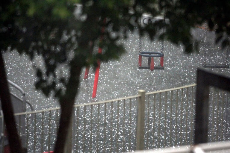 Ο καιρός «τρελάθηκε»! Καταιγίδες και χαλάζι σε πολλές περιοχές – Χιόνια θα πέσουν στα ορεινά