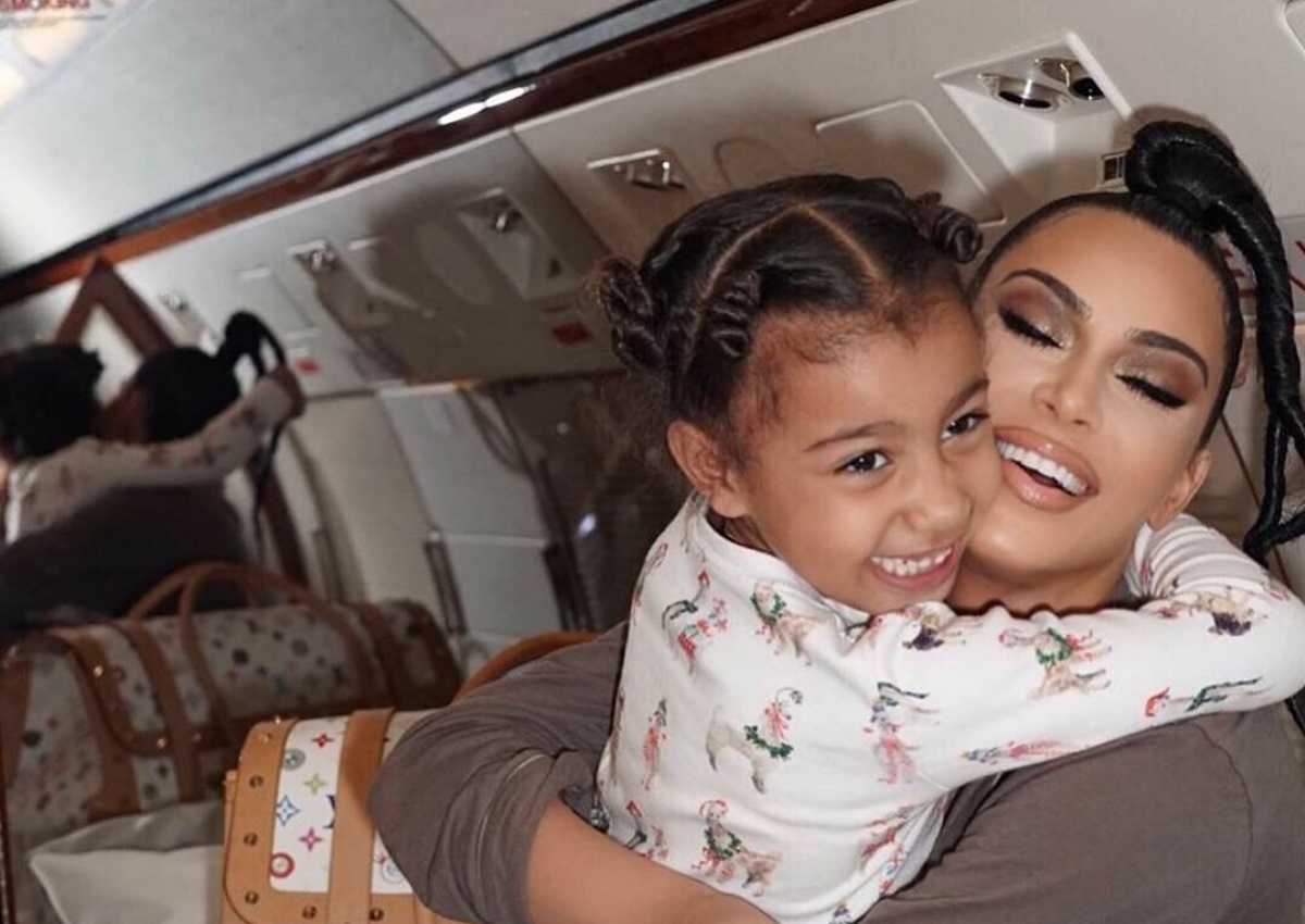 Kim Kardashian: Η κόρη της North τραγουδάει σε συναυλία του Kanye West! [vid]