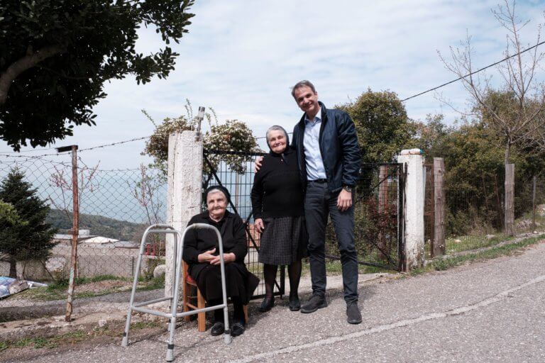 Οι γιαγιάδες που έκλεψαν τις εντυπώσεις στην περιοδεία Μητσοτάκη στην Αιτωλοακαρνανία