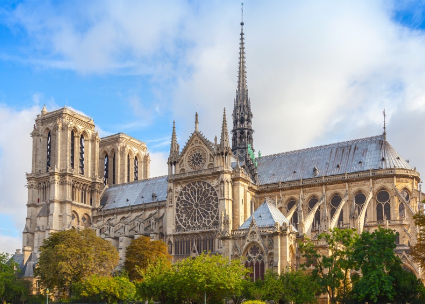 Notre Dame de Paris: Η ιστορία του εμβληματικού αρχιτεκτονικού μνημείου που παραδόθηκε στις φλόγες