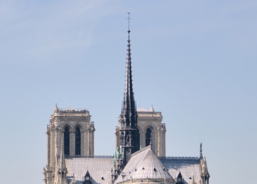 Notre Dame: Με διαγωνισμό θα ανατεθεί το έργο της ανακατασκευής του εμβληματικού βέλους