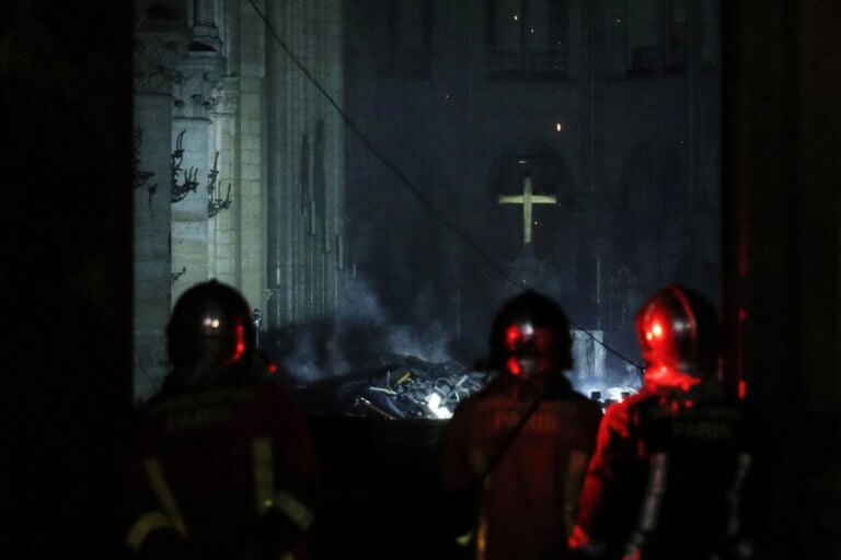 Παναγία των Παρισίων: Δεν υπάρχουν ενδείξεις εμπρησμού – Στάχτη 1.000 τετραγωνικά | tlife.gr Παναγία των Παρισίων: Δεν υπάρχουν ενδείξεις εμπρησμού – Στάχτη 1.000 τετραγωνικά | tlife.gr