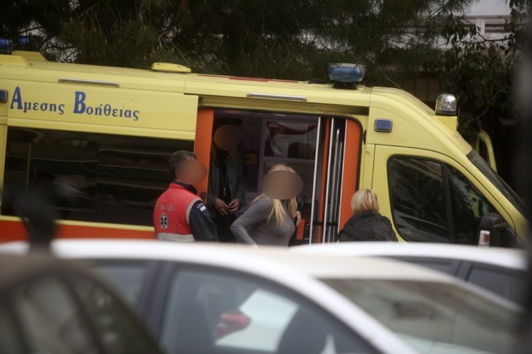 Με επιχείρηση της ΕΚΑΜ έληξε η ομηρία στη Νέα Σμύρνη – Ελαφρά τραυματίας ο πατέρας που κρατούσε όμηρο ο γιος του