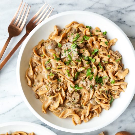 Ζυμαρικά Stroganoff με μοσχαρίσιο κιμά και μανιτάρια | tlife.gr Ζυμαρικά Stroganoff με μοσχαρίσιο κιμά και μανιτάρια | tlife.gr