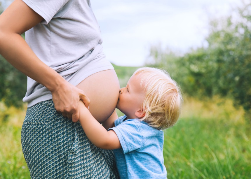 Νέο μωρό στο σπίτι: Πώς να προετοιμάσεις το παιδί σου για την άφιξη του νεογέννητου