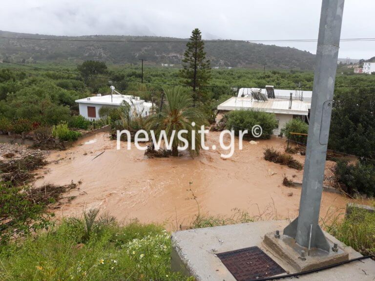 Εδώ εγκλωβίστηκαν άνθρωποι στο Λασίθι από τον ορμητικό χείμαρρο! Ανέβηκαν στην ταράτσα για να σωθούν!