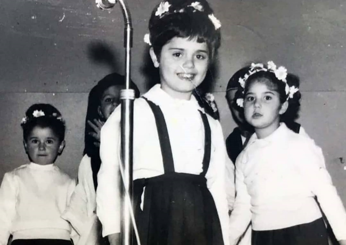 Ποια γνωστή Ελληνίδα τραγουδίστρια είναι η μικρούλα της φωτογραφίας;