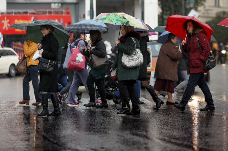 Καιρός: Ανεβαίνει η θερμοκρασία – Σε ποιες περιοχές χρειάζεται ομπρέλα