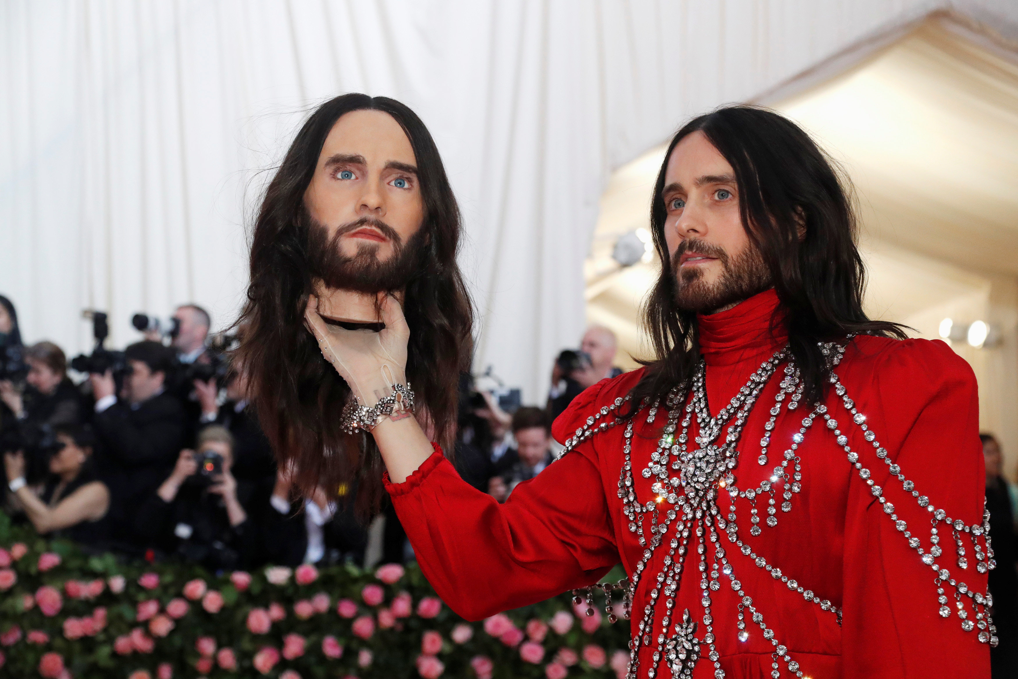 O Jared Leto εμφανίστηκε στο Met Gala, κρατώντας το… κεφάλι του! Φωτογραφίες