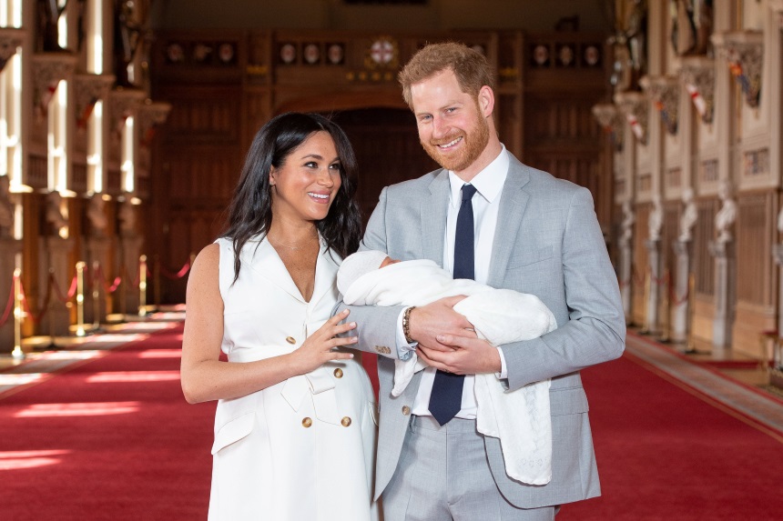 Πρίγκιπας Χάρι – Μέγκαν Μαρκλ: Oι πρώτες εικόνες με το βασιλικό μωρό στην αγκαλιά τους! [video]