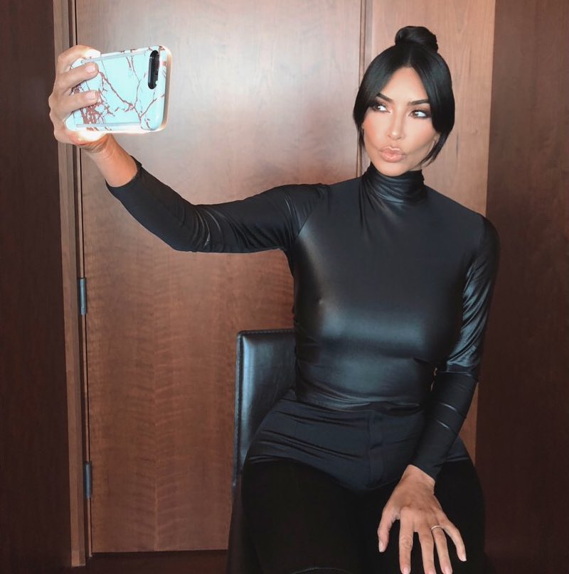 Ξέρουμε πόσα λεφτά βγάζει η Kim Kardashian για κάθε καλλυντικό που ανεβάζει στο instagram!