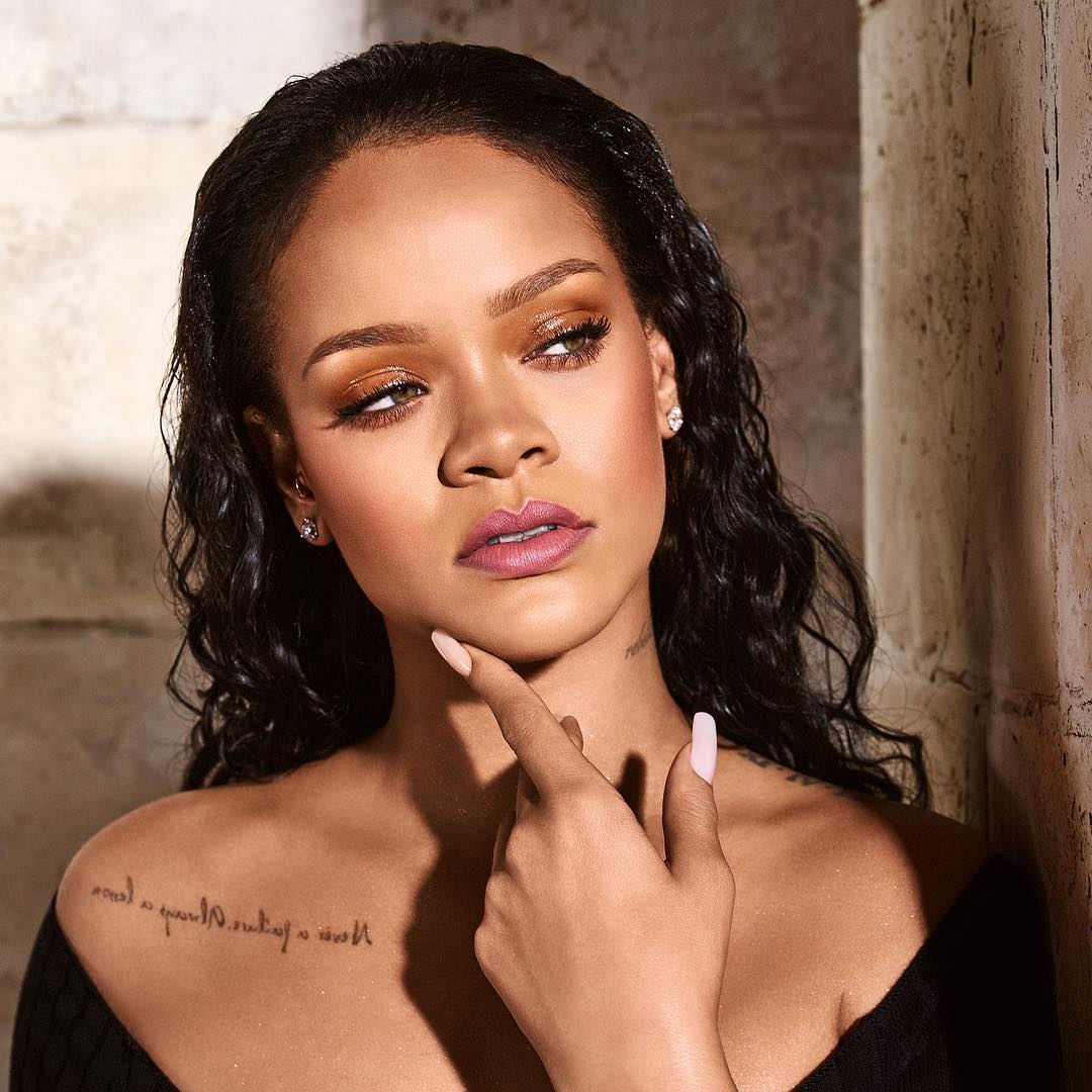 Η Rihanna υιοθέτησε το marble nail trend στα νύχια της και σου δείχνουμε πώς να το κάνεις!