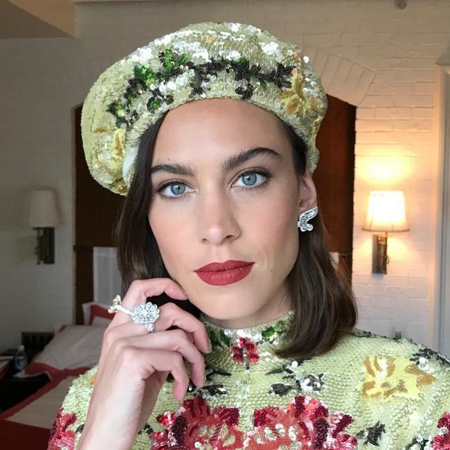 Θέλουμε το κραγιόν της Alexa Chung και μάθαμε ποιο είναι από τον Έλληνα makeup artist της, Γρηγόρη Πυρπύλη