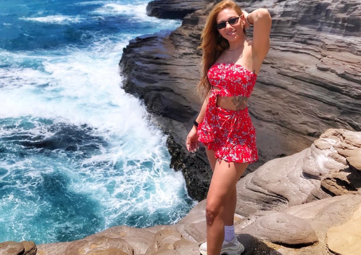 Η Ευρυδίκη Βαλαβάνη ποζάρει με μαγιό σε παραλία της Χαβάης και εντυπωσιάζει με τις αναλογίες της! [pics]