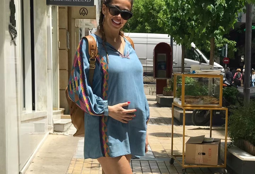 Ελένη Χατζίδου: Κάνει ηλιοθεραπεία με μπικίνι στον 6ο μήνα της εγκυμοσύνης της! [pic]