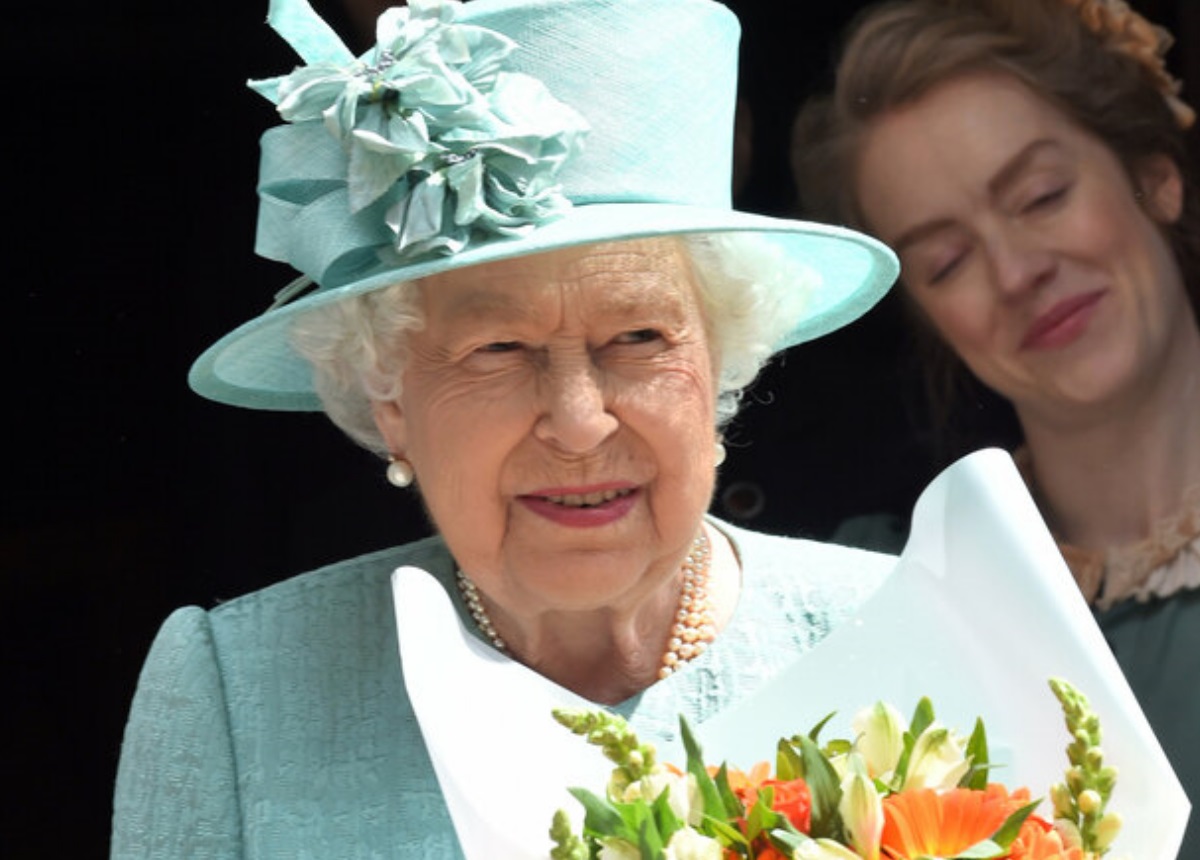 Η Βασίλισσα Ελισάβετ άφησε το παλάτι για να πάει στο σουπερμάρκετ! [video]