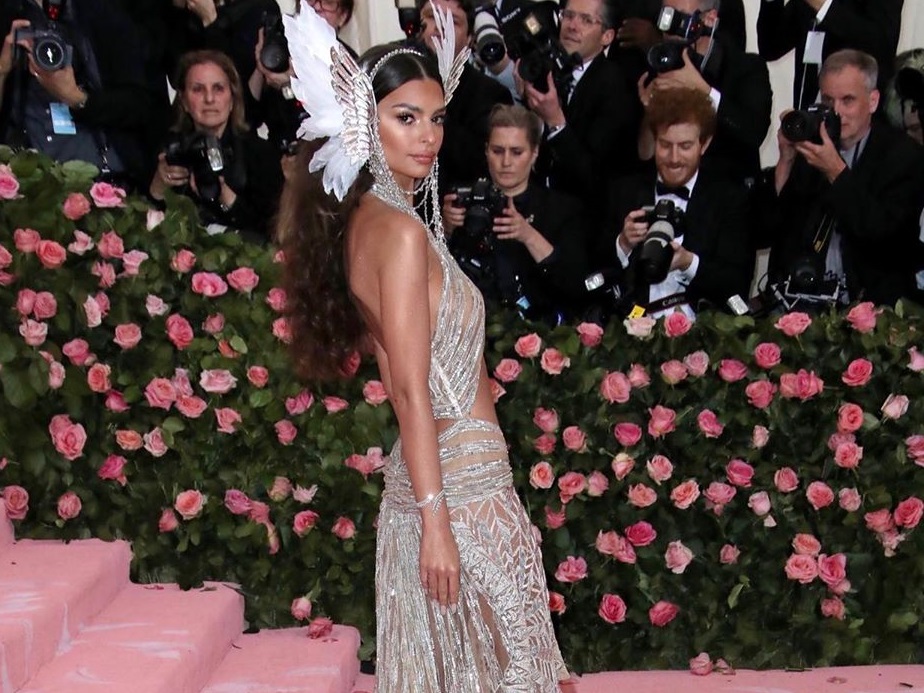 Emily Ratajkowski: Η άκρως προκλητική της εμφάνιση στο Met Gala! Το φόρεμα που άφηνε λίγα στη φαντασία