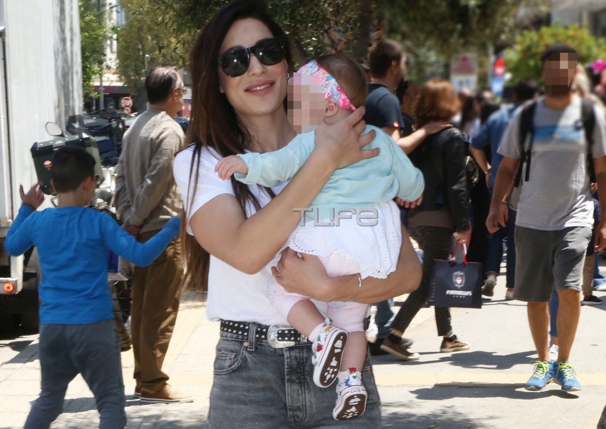 Φλορίντα Πετρουτσέλι: Πρωινή βόλτα στη Γλυφάδα με την 10 μηνών κόρη της, Μαίρη! [pics]