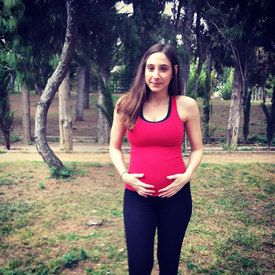 Φωτεινή Αθερίδου: Ποζάρει με μαγιό και χωρίς ρετούς στον 5ο μήνα της εγκυμοσύνης της