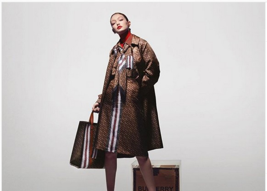 H Gigi Hadid πρωταγωνιστεί στην νέα monogram campaign του οίκου Burberry