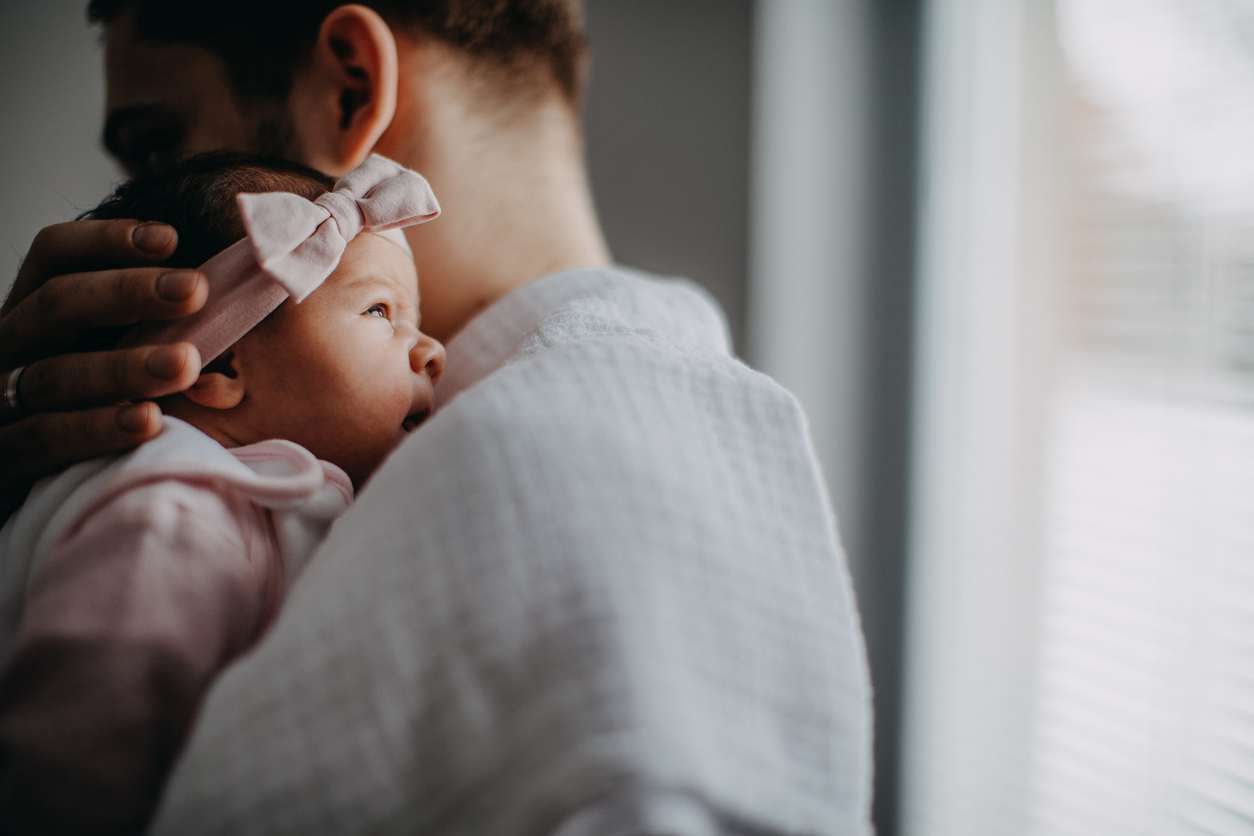 Συμβουλές για νέους μπαμπάδες: Πώς θα έρθουν κοντά με το μωρό!