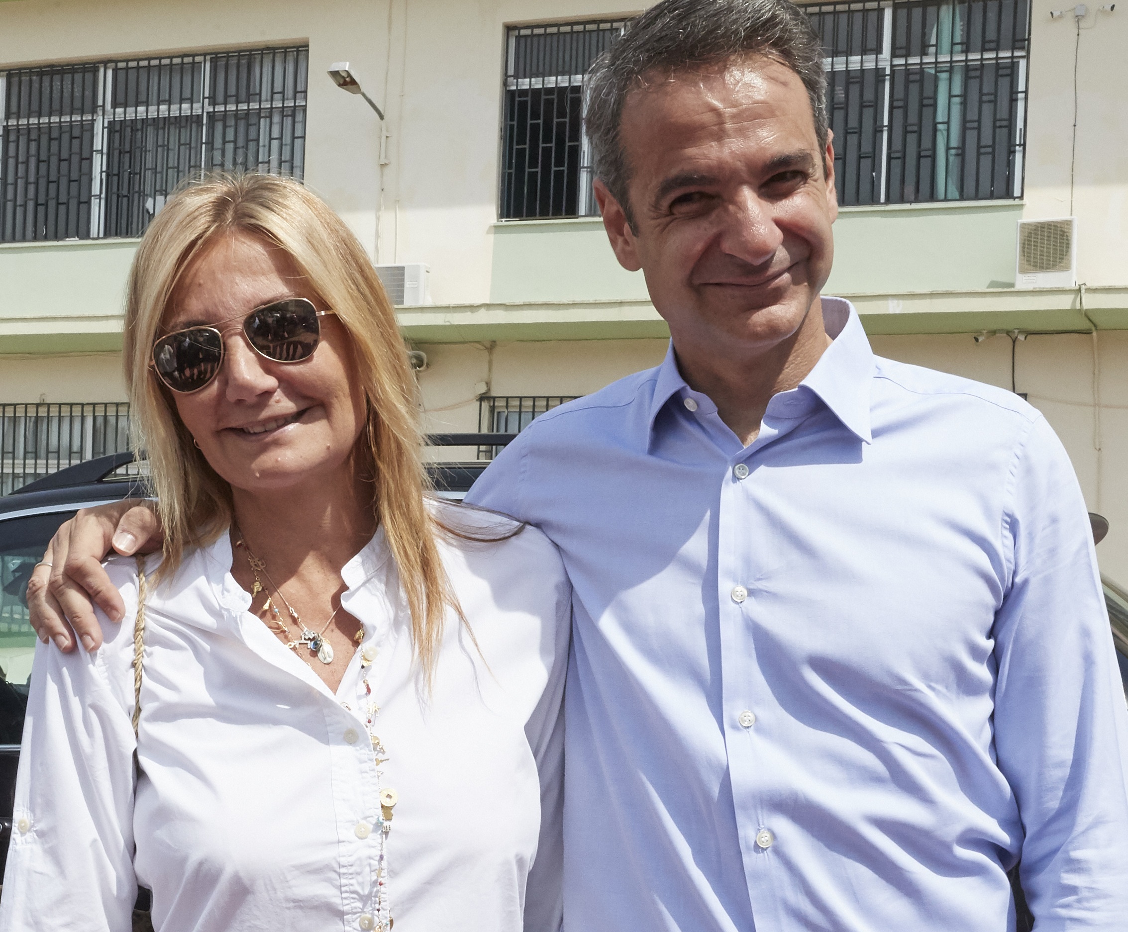 Μαρέβα Μητσοτάκη: Στο πλευρό του Κυριάκου στο εκλογικό κέντρο της Κηφισιάς! Φωτογραφίες