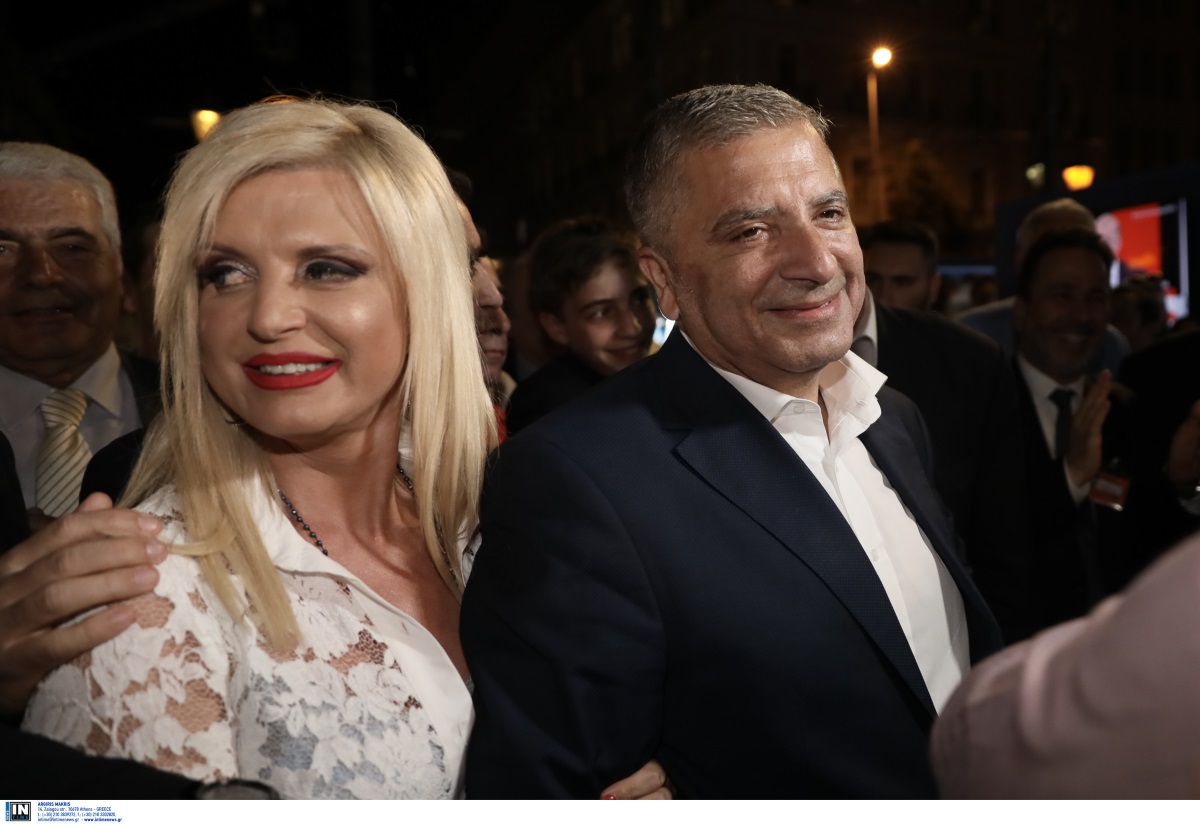 Μαρίνα Πατούλη: Στα λευκά δίπλα στον σύζυγό της Γιώργο Πατούλη, μετά τα αποτελέσματα των εκλογών! [pics]