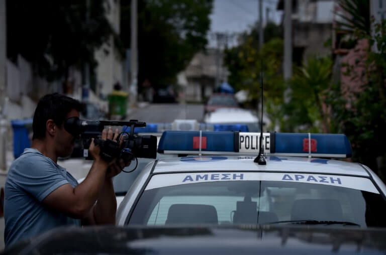 Θρίλερ στην Καλλιθέα: Βρέθηκε νεκρή 26χρονη μέσα στο σπίτι της – Τα ίχνη στο λαιμό που “δείχνουν” δολοφονία