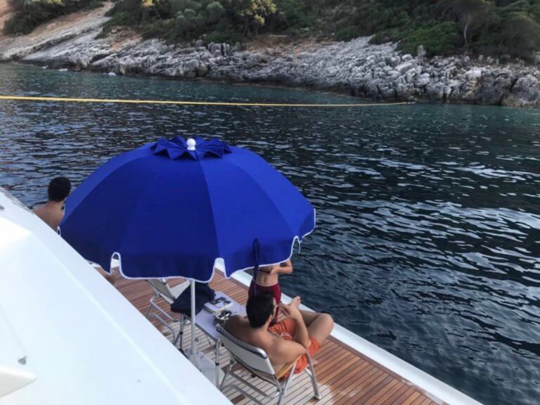 Ποιο βιβλίο διάβαζε ο Αλέξης Τσίπρας στο κότερο