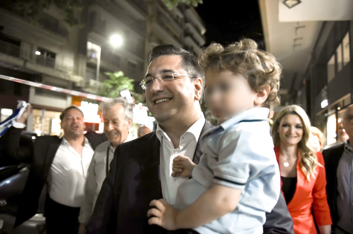 Απόστολος Τζιτζικώστας: Πανηγύρισε την νίκη στις εκλογές αγκαλιά με τον γιο και την κούκλα σύζυγό του! [pics]