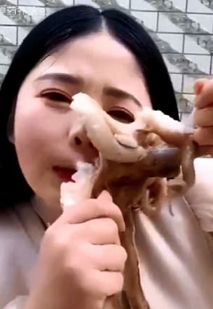 Χταπόδι κολλάει στο πρόσωπο νεαρής Κινέζας που προσπαθεί να το φάει ζωντανό! Σοκαριστικό βίντεο