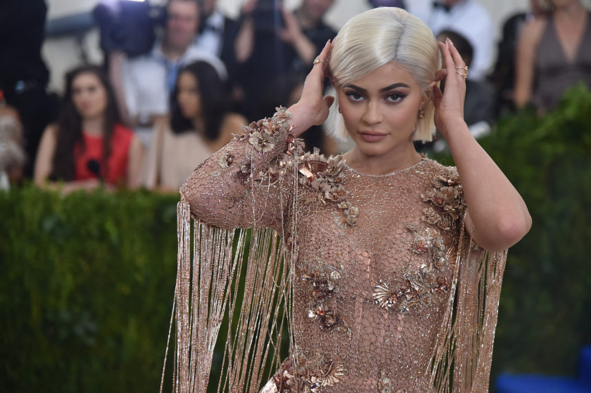 Το μανικιούρ της Kylie Jenner μας πάει πίσω στα T-shirt που φορούσαμε στα 90’s! Μαντεύεις; | tlife.gr