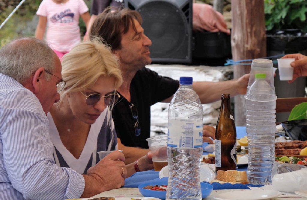 Ελένη Μενεγάκη και Μάκης Παντζόπουλος | Δες τις φωτογραφίες από το πανηγύρι που διασκέδασαν στην Άνδρο - εικόνα 4