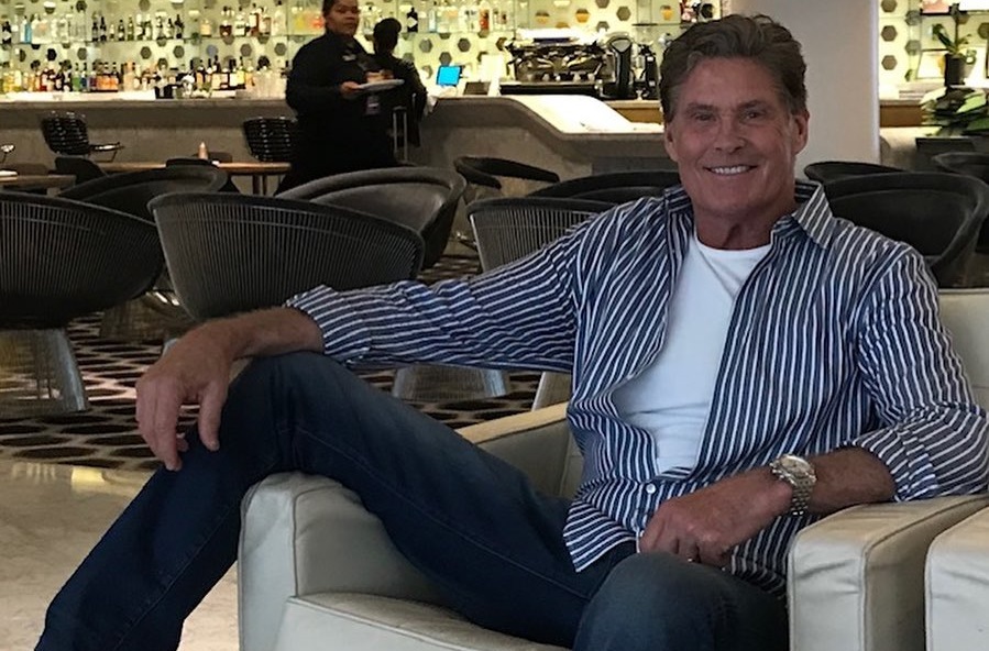 Ο “ιππότης της ασφάλτου” David Hasselhoff λιάζεται στη Μύκονο! [pics]