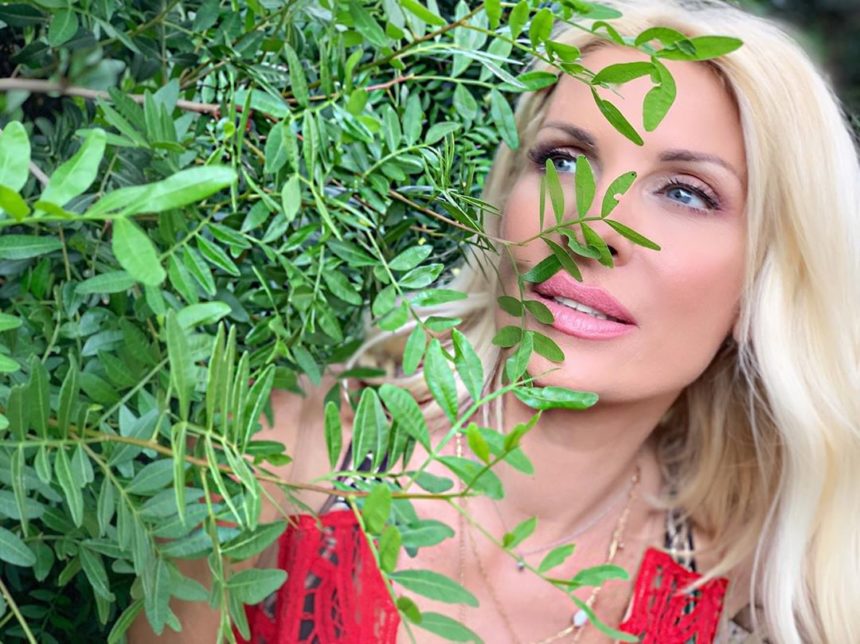 Ελένη Μενεγάκη: Η φωτογραφία στην παραλία χωρίς ίχνος μακιγιάζ! | tlife.gr
