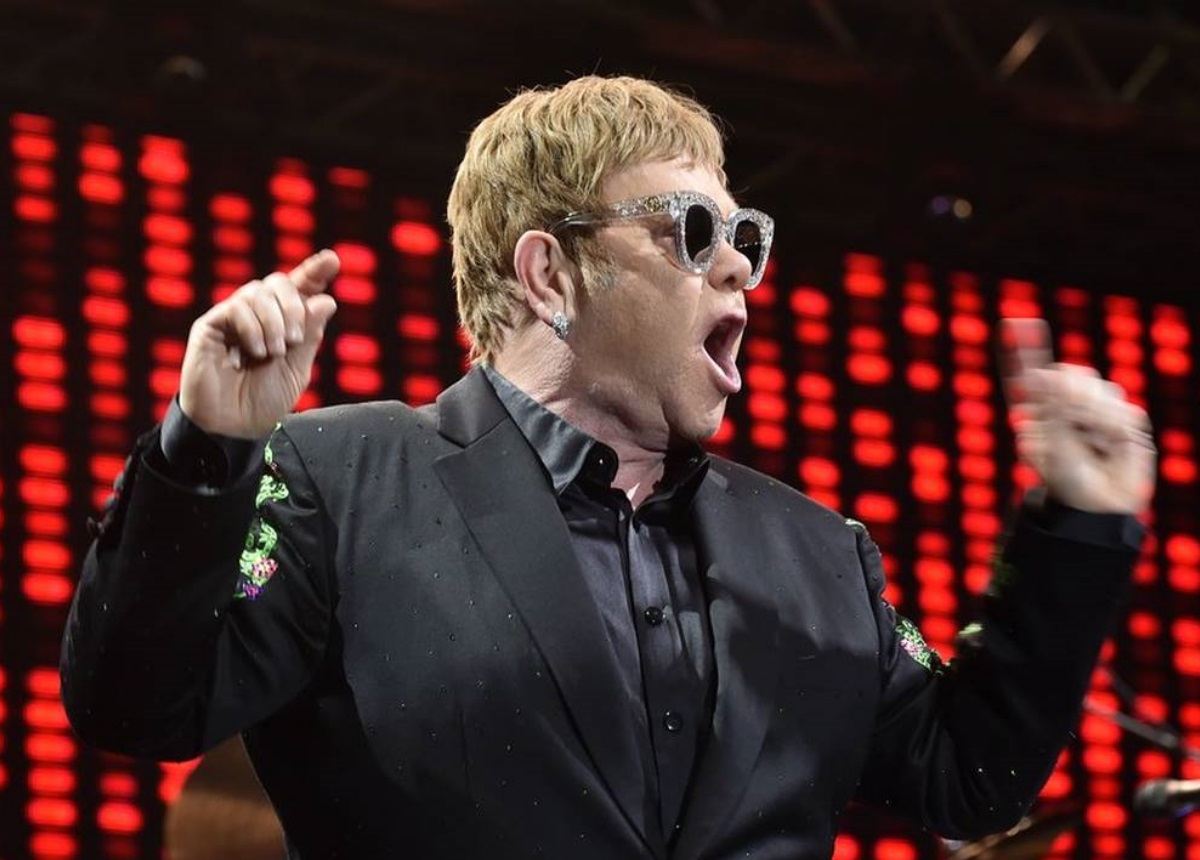 Ξέσπασε ο Elton John: «Ντρέπομαι για τη χώρα μου»!
