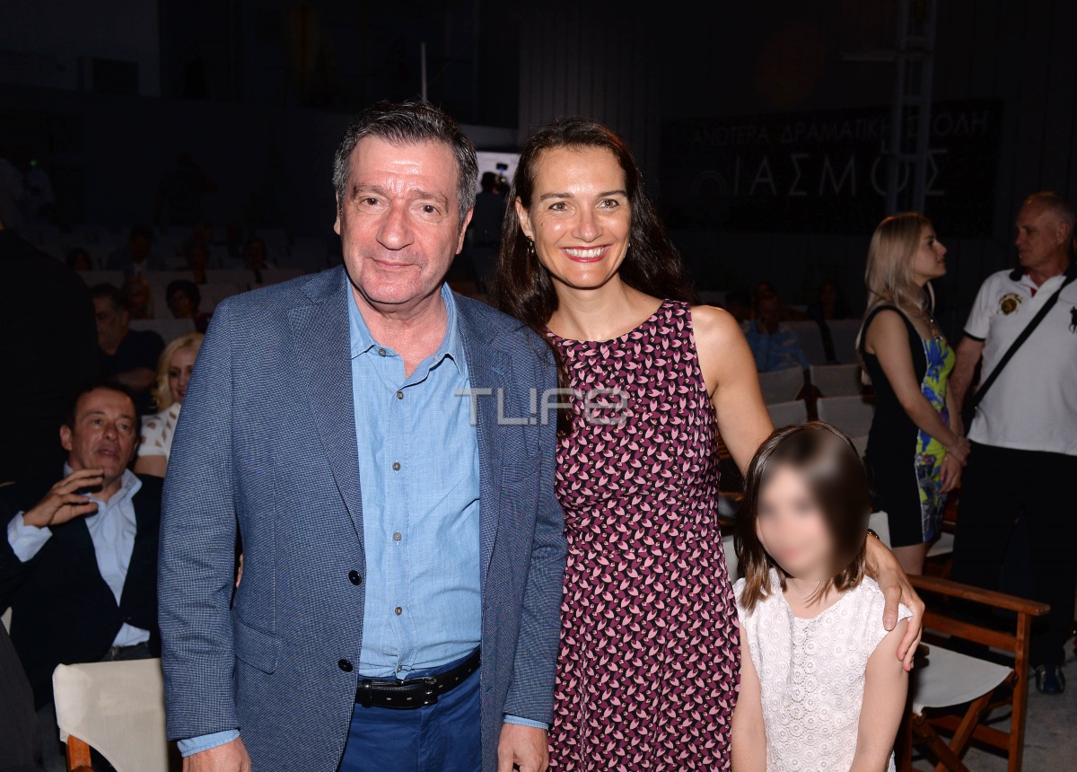 Γιώργος Καμίνης: Με την κούκλα σύζυγο και την κόρη τους στο θέατρο! [pics]