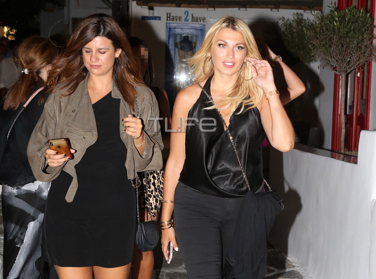 Κωνσταντίνα Σπυροπούλου: Βραδινή βόλτα στα σοκάκια της Μυκόνου με total black look!