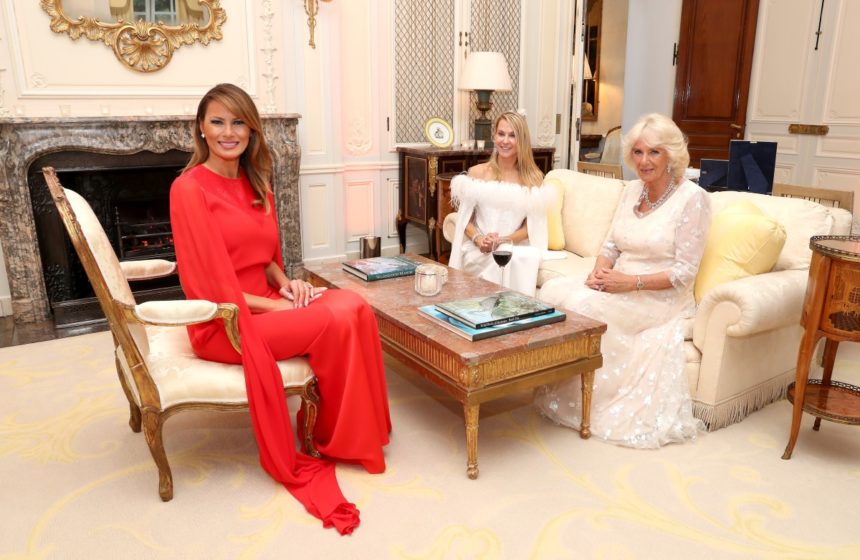 Melania Trump: Η εντυπωσιακή εμφάνιση στα κόκκινα και το φόρεμα αλά Meghan Markle αξίας… 6.300 ευρώ | tlife.gr