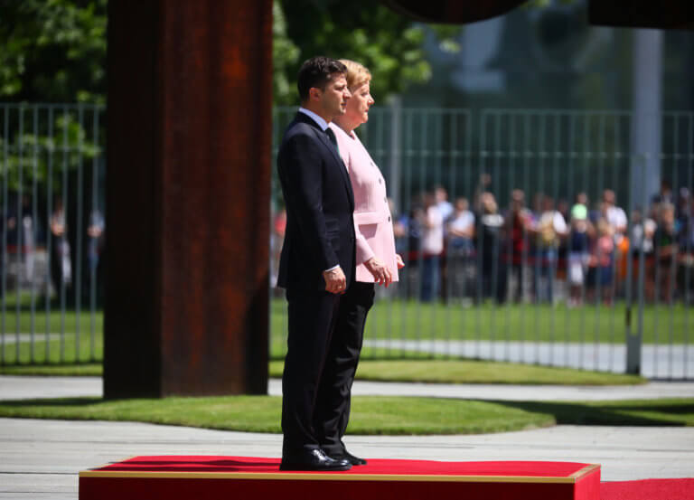 Σοκάρει το βίντεο με την Άνγκελα Μέρκελ να τρέμει!
