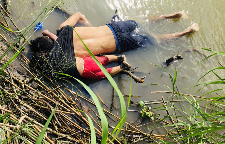 Η φωτογραφία που θα σε κάνει να δακρύσεις – Πατέρας και κόρη νεκροί στα σύνορα ΗΠΑ – Μεξικού