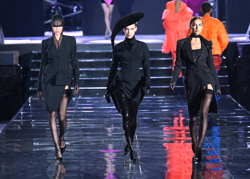 H Βella Hadid η Ιrina Shayk και η Gigi Hadid περπάτησαν στο πρώτο fashion show της Carine Roitfeld